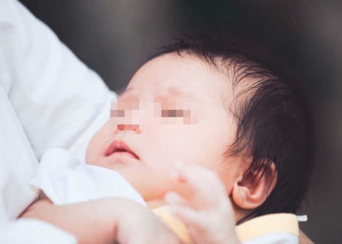 Bebe-asiatico pareja de raza blanca