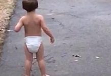 Protegen a niño que caminaba solo, descalzo y en pañal en México mexico