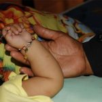 Abandonan a bebé en una colonia de El Salvador bebe abandonada