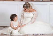 Dona médula ósea a una bebé y la pequeña lleva flores en su boda flores