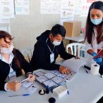 Bolivianos residentes en el extranjero ejercen su derecho al voto bolivianos