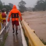 Evacúan a familias por desbordamiento de ríos en Omoa, Cortés, Honduras bomberos