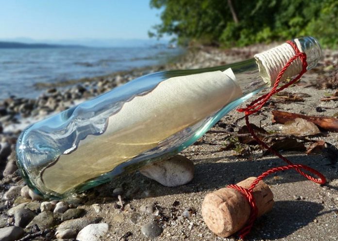 Botella papel enrollado en una botella