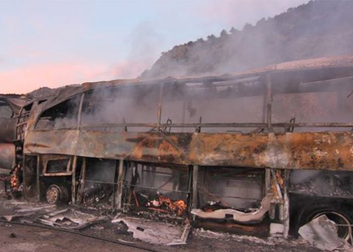 autobus calcinado en turquia