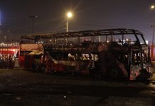 Al menos 16 muertos al incendiarse un autobús en Lima, Perú bus quemado
