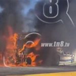 Infernales llamas dejan en cenizas un bus en Las Colinas llamas