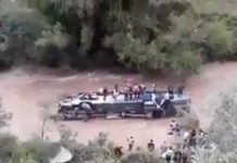 Diez muertos y 30 heridos al caer autobús a un río en Perú huanuco