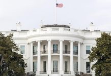 Mujer se estrella contra una de las barreras de seguridad de la Casa Blanca presidente donald trump