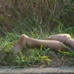 cadaver atado de pies y manos