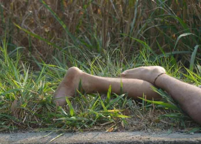 cadaver atado de pies y manos