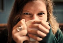 Mujer no tenía intimidad, ni besaba a sus hijos por miedo al café inglaterra