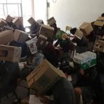 Maestro coloca cajas de cartón en la cabeza a sus alumnos para que no se copien mexico