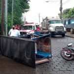 Tres lesionados por choque entre moto y caponera en Portezuelo accidente de transito