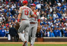 Mikolas domina, Cardenales vencen a Cachorros y siguen vivos miles
