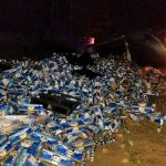 FOTOS: Camión con 60.000 botellas de cerveza queda volcado en Florida empresa busch