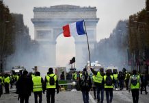 Chalecos amarillos salen a las calles pese a pandemia del coronavirus francia