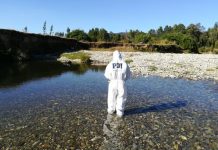 La ahoga en un río y le provoca heridas en el cuello y la espalda chile