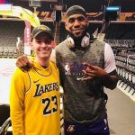 Lebron James cumple el deseo de un fanático en jornada navideña lebron