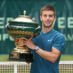 Coric rompe racha ganadora de Federer al coronarse en Halle borna