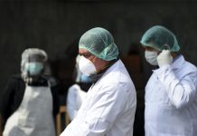Médicos se desnudan en protesta por escasez de máscaras y vestimenta alemania