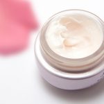 Mujer cae en coma tras usar una crema antiedad contaminada sacramento