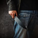 Feligrés saca cuchillo y ataca a cuatro hombres en Texas, deja un muerto y tres heridos