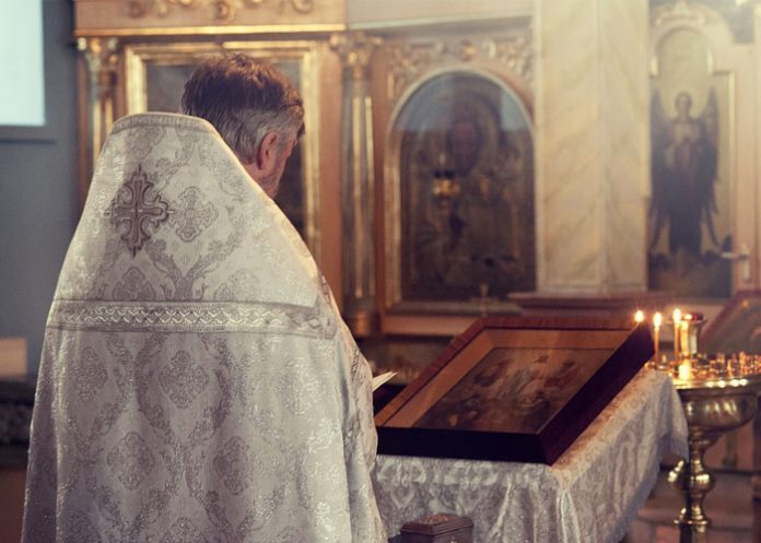 Cura_AZLXw9V sacerdote jesuita