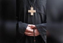 Condenan a ex sacerdote por violar a dos niños en iglesia y luego rezar el rosario wayland yoder brown
