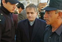 ¡A la fuerza! Extraen ADN a cura abusador Julio César Grassi argentina