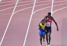 Jonathan Busby, completa los 5.000 metros ayudado por otro atleta jonathan