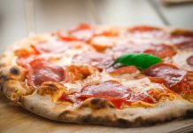 Permanecerá dos años en prisión por pagar pizza con dinero falso