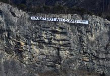 «Trump no eres bienvenido», así recibieron al presidente en Davos