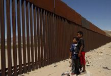 Donald Trump muestra cómo elevan el muro en la frontera (Video) estados unidos