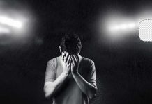 EE.UU: Un joven reo pierde el habla y no reconoce a su madre tras pasar 600 días en una cárcel joven pierde el habla