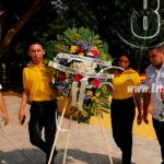 Llevan ofrenda floral al monumento de Luis Alfonso Velásquez Flores nicaragua