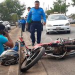 Taxista invade carril a motociclista y lo manda al pavimento en Managua nicaragua