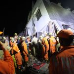 Derrumbe de dos edificios deja cinco muertos en la India muertos