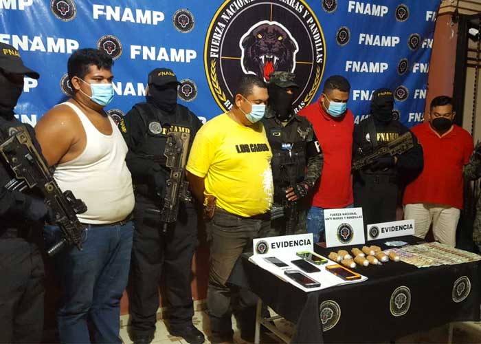 El-Pollo banda el pollo