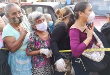 «Me mandan de una agencia a otra»: Salvadoreños se quejan al no lograr retirar bono el salvador