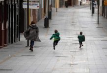 Niños vuelven a salir a la calle tras 6 semanas encerrados en España ninos