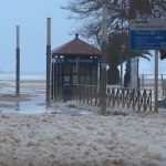 VIDEO: Mar de espuma cubre casco antiguo en una localidad de España cataluna
