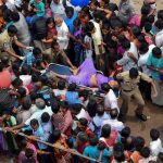 India: Mueren 2 personas y 17 resultan heridas por estampida muertos