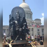 Inauguran estatua demoníaca de un templo satánico en Arkansas, EE.UU. baphomet