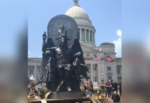 Inauguran estatua demoníaca de un templo satánico en Arkansas, EE.UU. baphomet