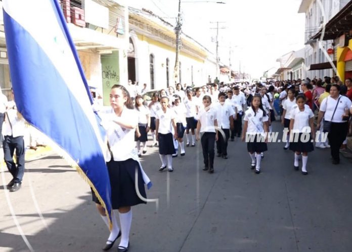 Estudiantes_participan_activamente_de_los_desfiles_patrios_en_Granada_2