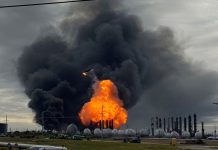Evacuan a 60.000 personas tras explosiones en planta petroquímica de EE.UU. texas