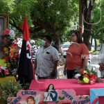 Comerciantes de pólvora ofrecen sus productos en la gritería chiquita en León nicaragua
