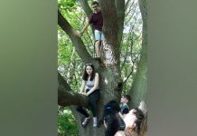 Madre queda aterrorizada después que un fantasma apareciera detrás de su hijo (FOTO) madre de familia