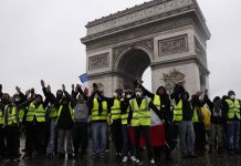 Policía de París llama a cerrar el sábado comercios en los Campos Elíseos francia