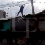 Mirá como un ladrón al estilo «Hombre Araña» escapa de la policía honduras